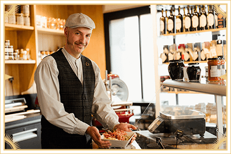 Renaud montre un plat dans l'épicerie de Sarzeau