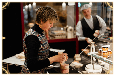 Cécile s'occupe des fromages dans la fromagerie de Sarzeau