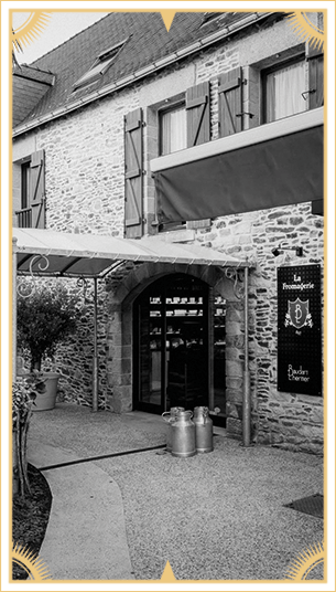 Façade en noir et blanc de la fromagerie de Sarzeau